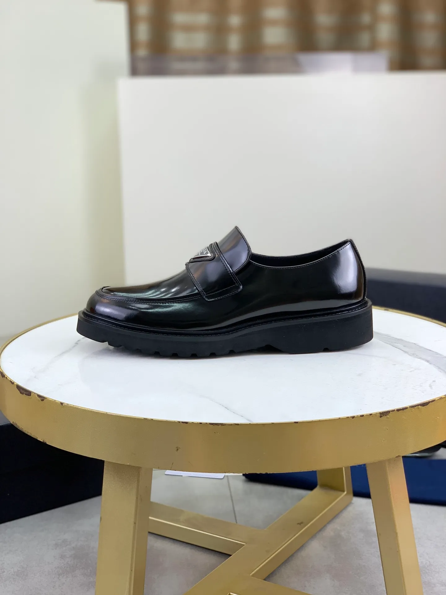 Factory price P860 💰Original quality, top version🔱 ＰＲＡＤＡPrada. Men's business casual leather shoes, top-quality leather shoes. 1:1 shipment ⬆️Luxurious and noble 👞All imported original color-rubbed edge beads, just to create a more comfortable wearing experience. Upper: Original comfortable open-edge bead rubbed color calfskin ➕Top imported water-dyed full cow lining, original lightweight and comfortable TPU foam combination bottom ✔️Code number: 39-45 (38.46 47 can be customized)